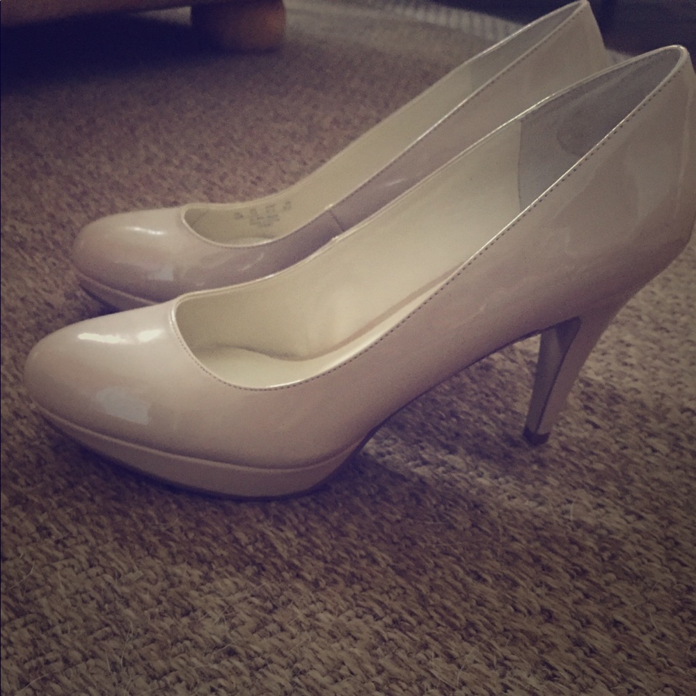 Ladies 9.5 high-heel pump